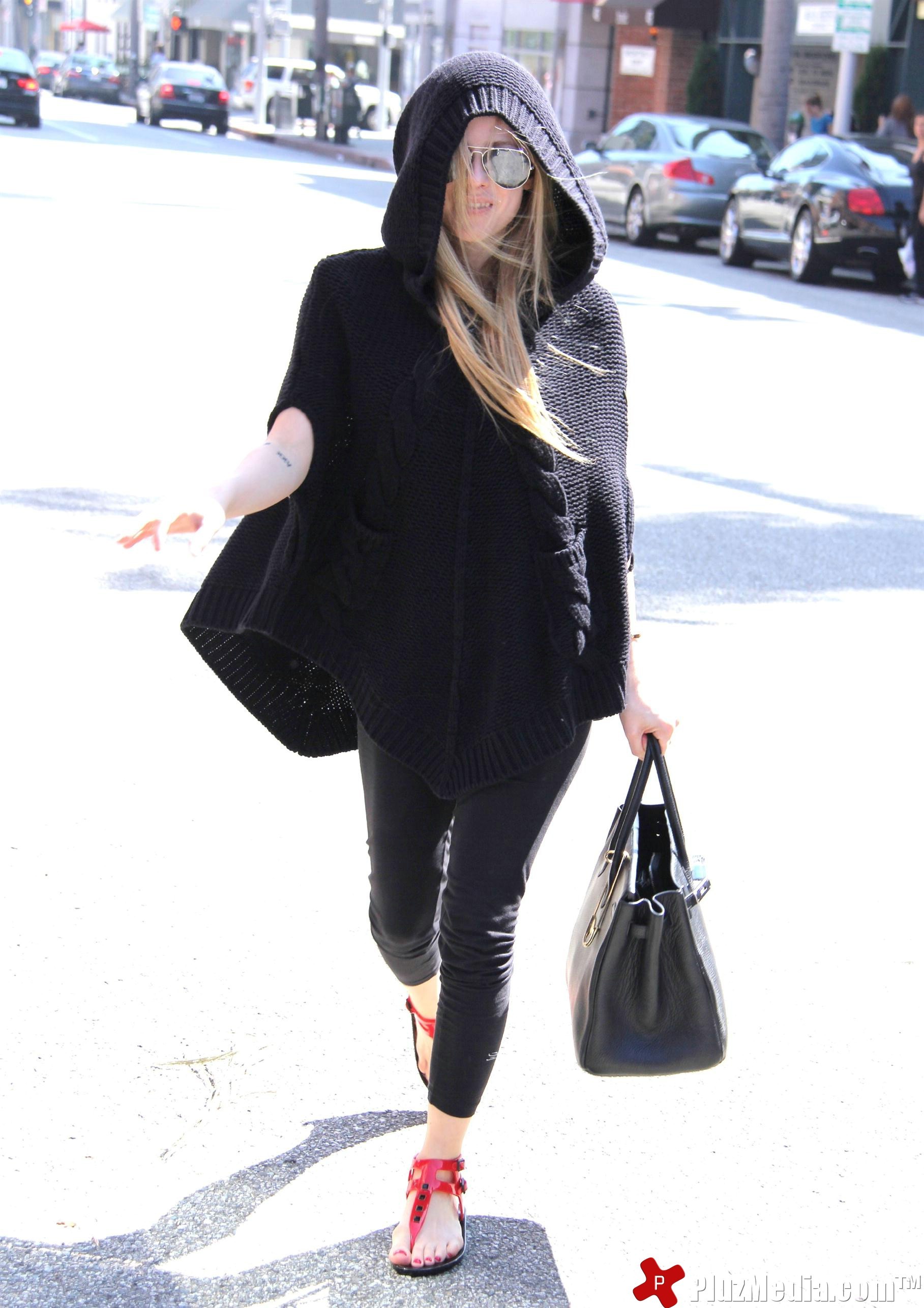 Avril Lavigne after getting her nails done at a salon | Picture 89936